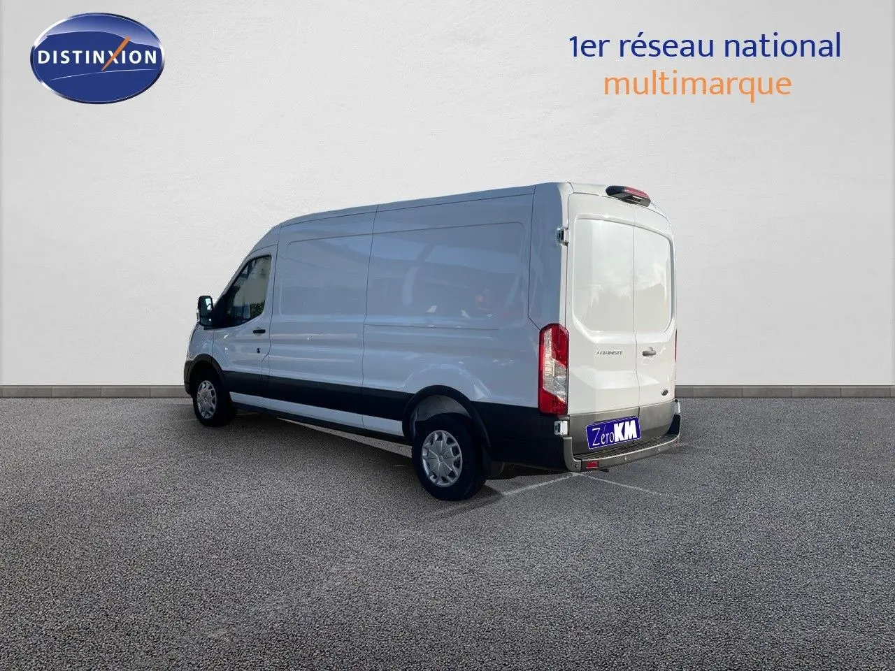 Ford Transit Fourgon blanc vu en 3/4 arrière droit sur fond neutre avec logo Distinxion en haut à gauche.