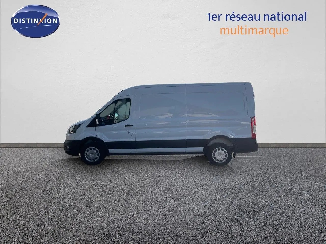 Fourgon Ford Transit blanc vu de profil côté gauche sur fond neutre, sans marquages visibles.