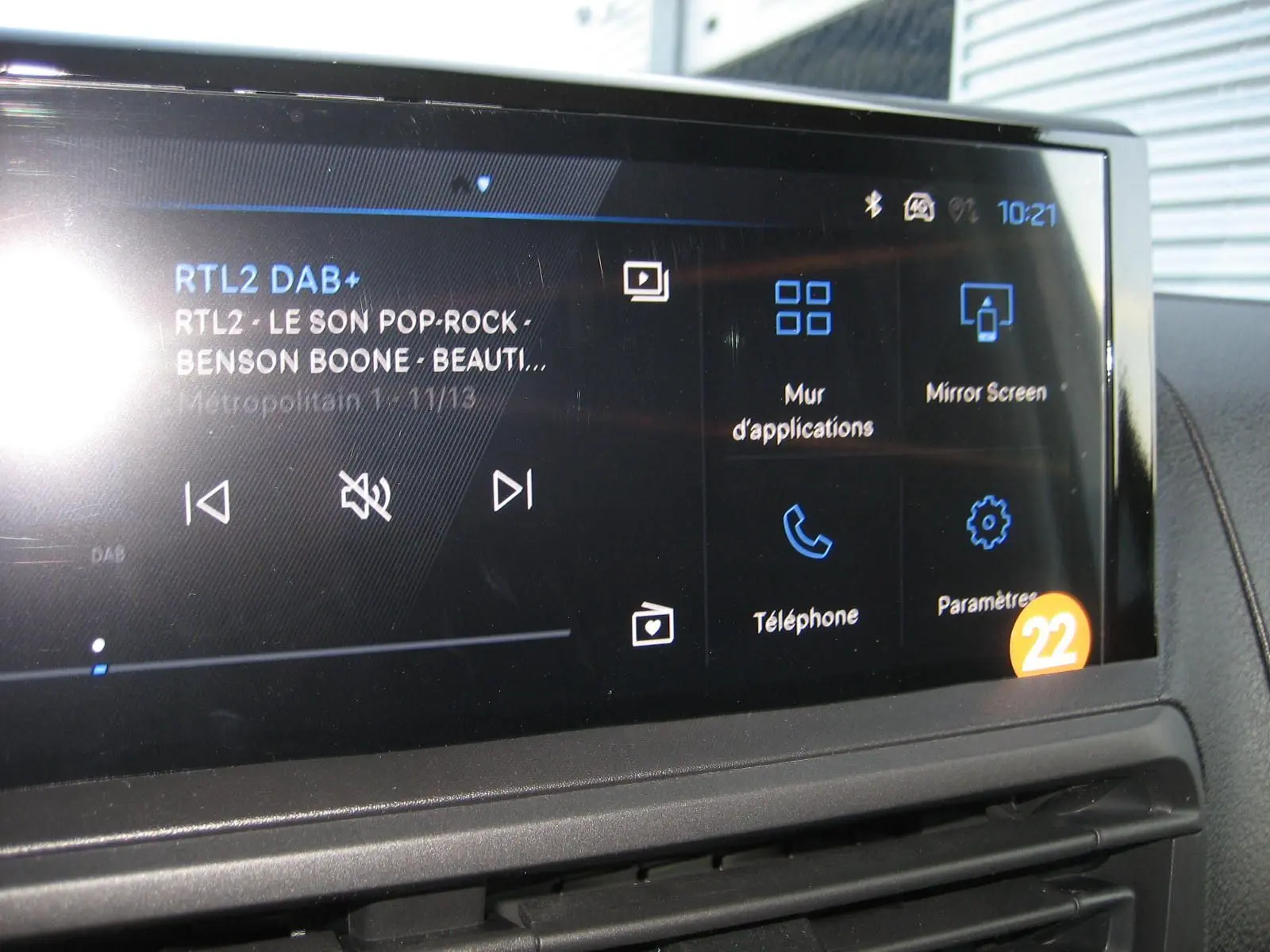 Écran tactile central du Peugeot Expert Fourgon blanc 2025 affichant la radio et les options connectées.