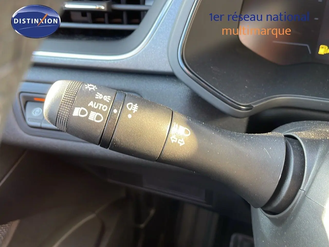 Gros plan sur la commande des feux du tableau de bord du Renault Captur gris Rafale 2025 avec toit noir.