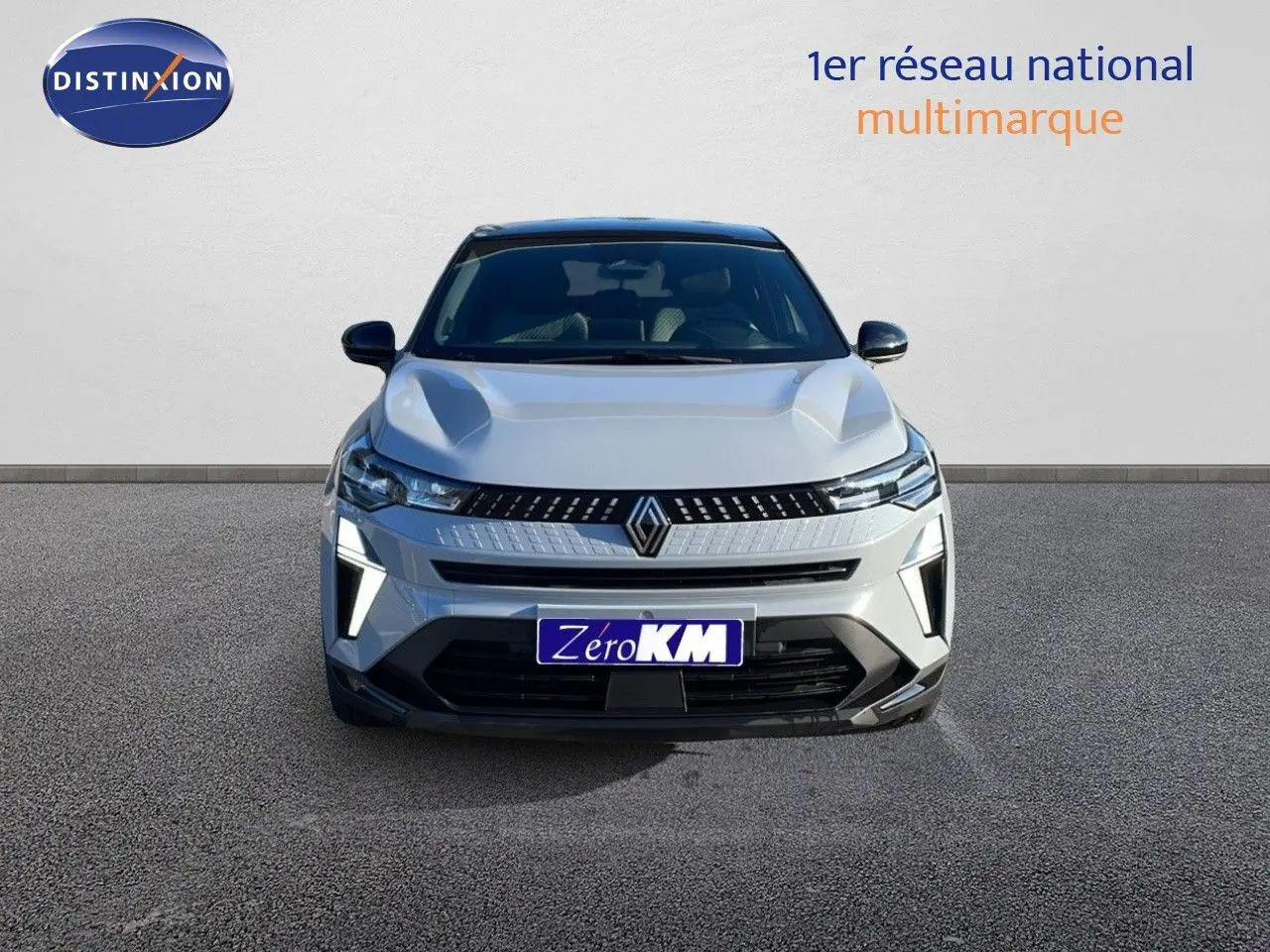 Vue frontale d'un Renault Captur E-Tech hybride gris rafale avec toit noir et éclairage LED distinctif.