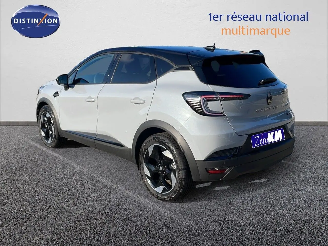 Renault Captur E-Tech hybride gris rafale métal avec toit noir, vue 3/4 arrière côté droit sur parking.