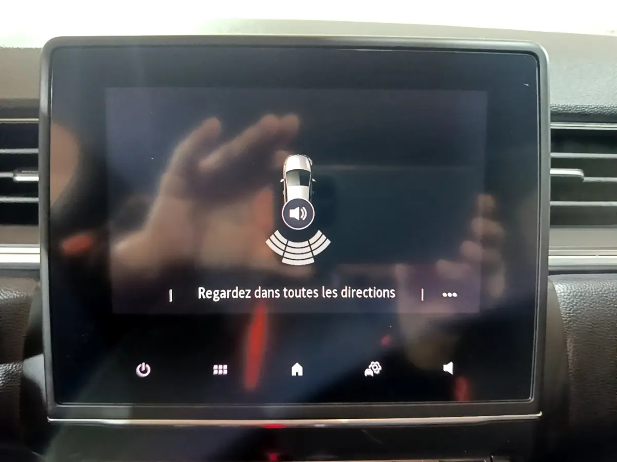 Écran tactile central du Renault Captur Intens jaune 2020 affichant l'alerte de surveillance des alentours.