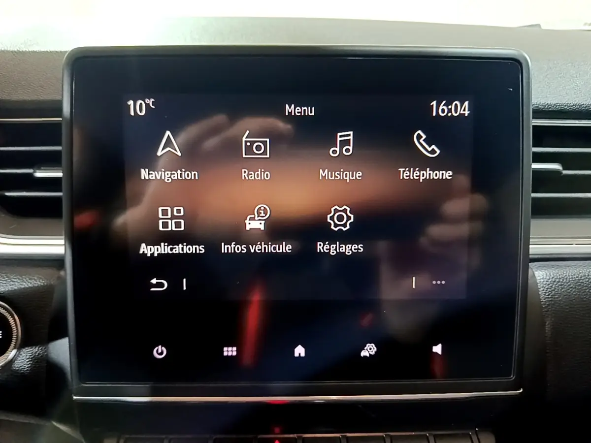 Écran tactile central du tableau de bord du Renault Captur Intens jaune, affichant le menu principal multimédia.