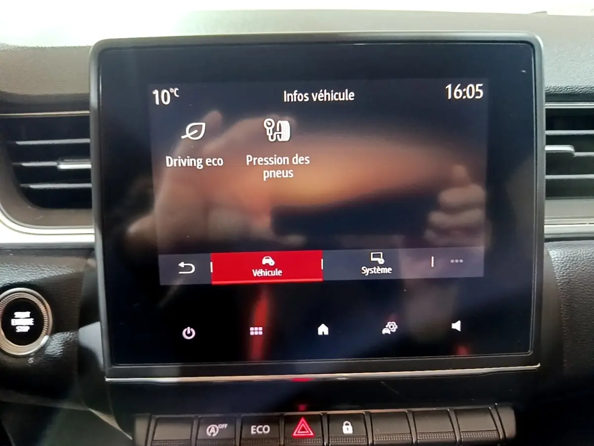Écran tactile central affichant les infos véhicule dans l'habitacle noir du Renault Captur Intens 2020.