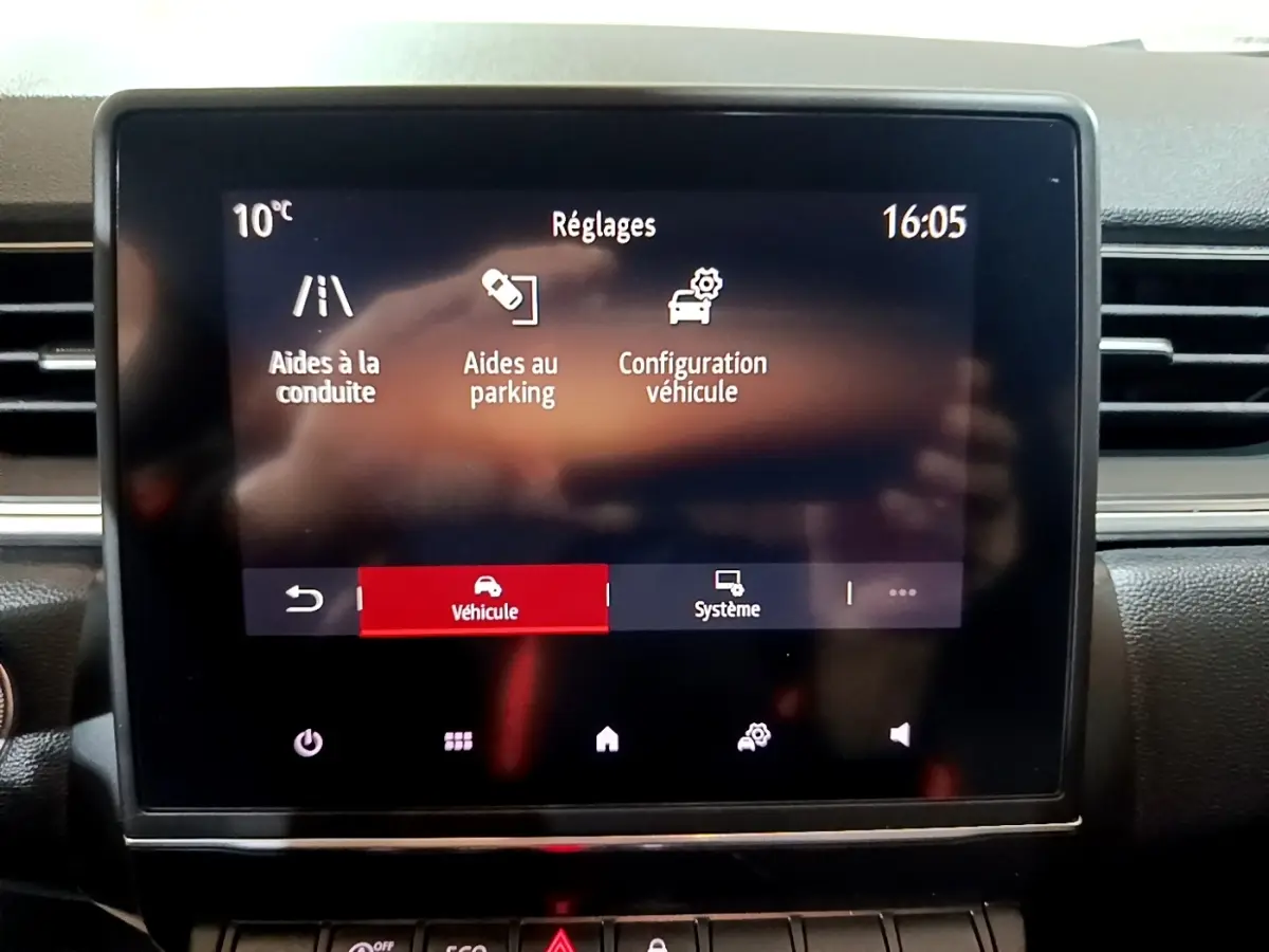 Écran tactile central du Renault Captur Intens 2020 affichant les réglages d'aides à la conduite et au parking.