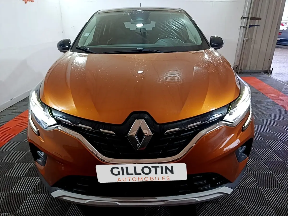 Vue avant rapprochée du Renault Captur jaune avec phares LED allumés dans un garage.