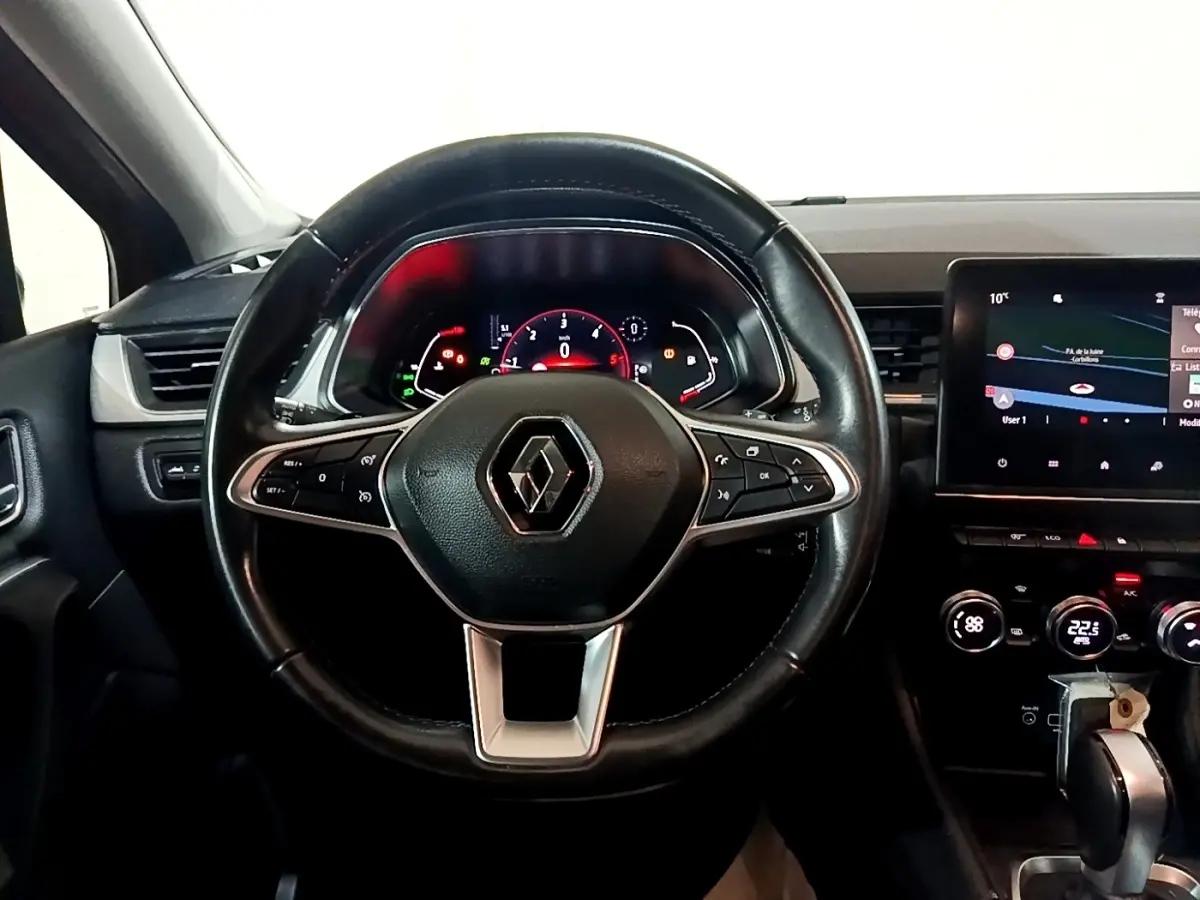 Vue intérieure centrée sur le volant cuir noir et le tableau de bord numérique du Renault Captur Intens 2020.