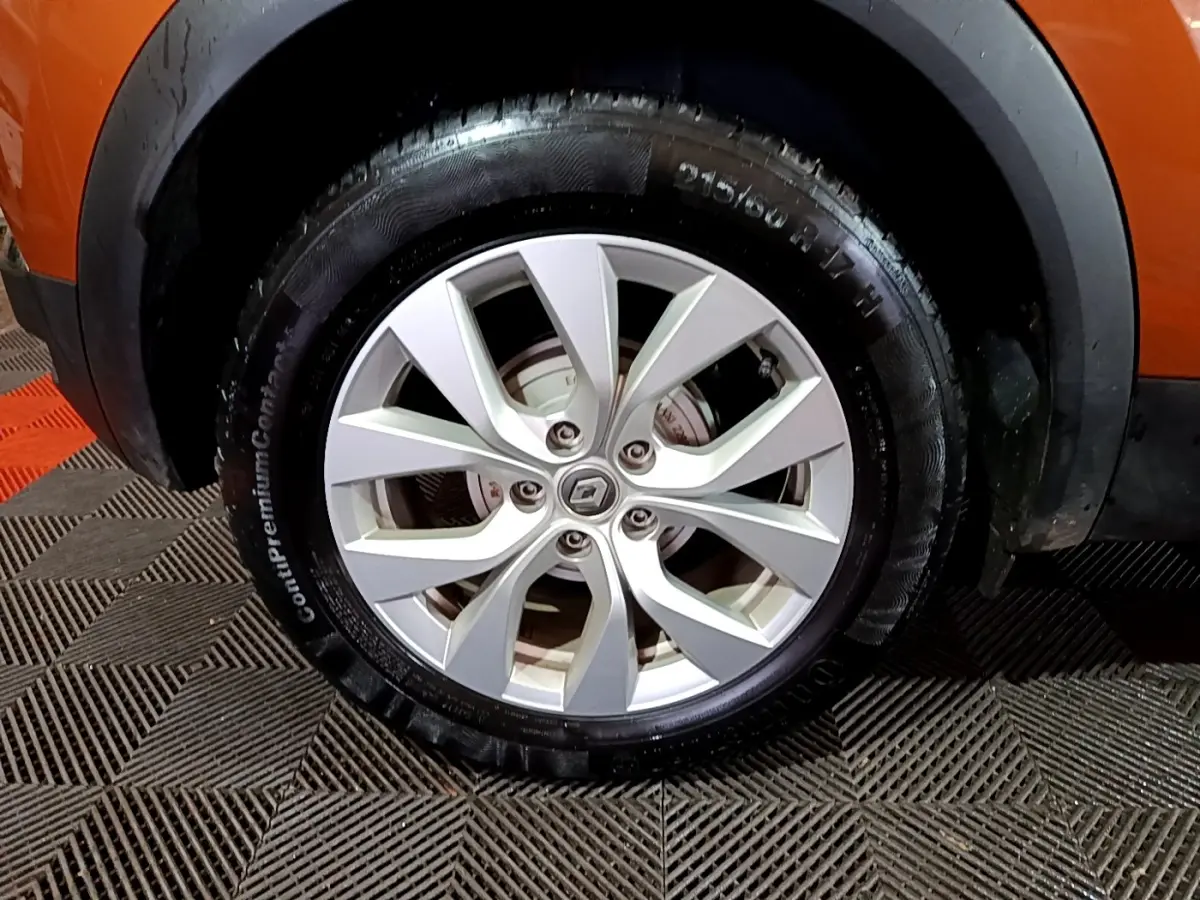 Gros plan sur la roue avant gauche du Renault Captur jaune, mettant en valeur la jante alliage argentée au design moderne.