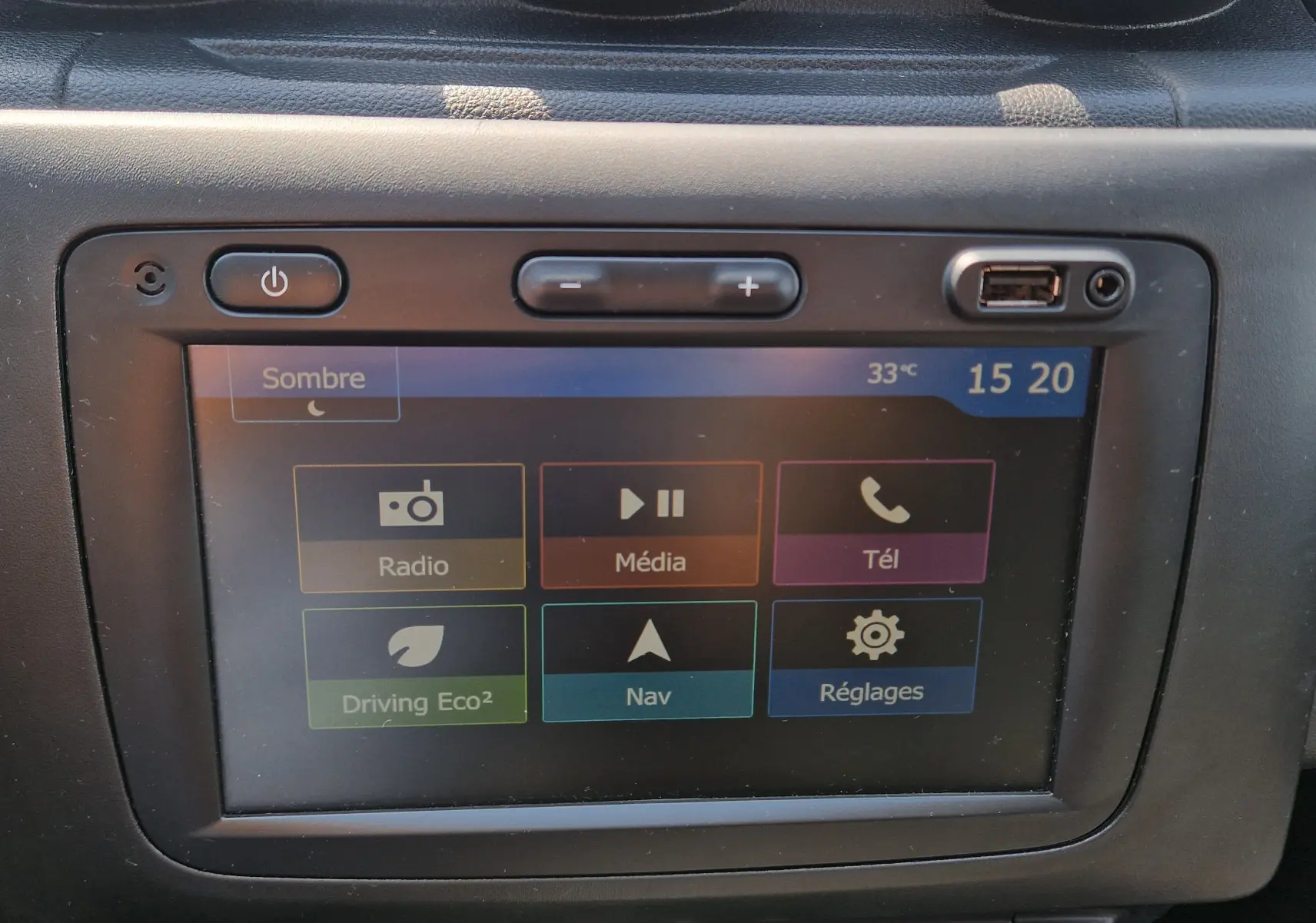 Écran tactile central du Dacia Duster 2021 affichant les options radio, média, téléphone, navigation et réglages.