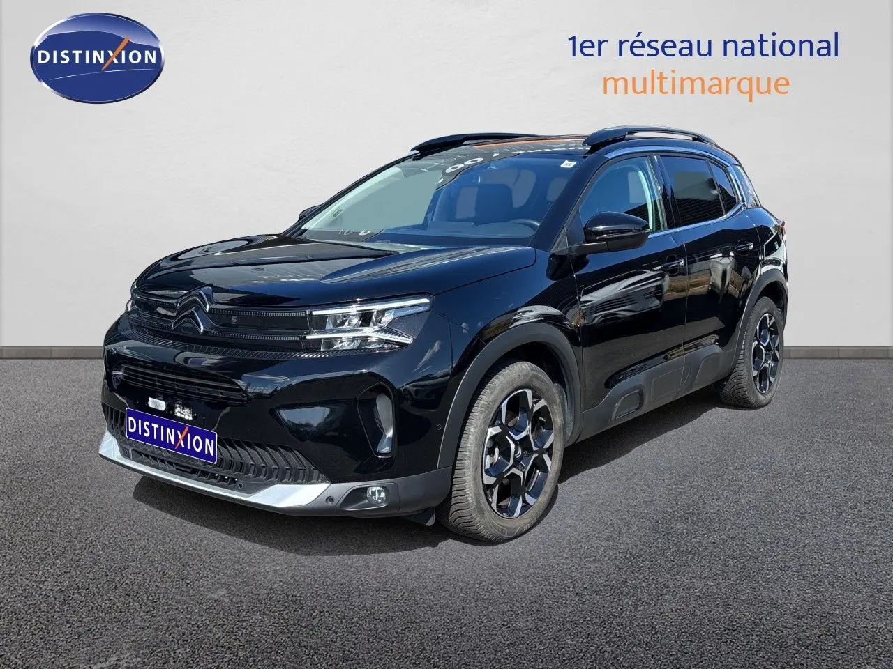 Citroën C5 Aircross noir Perla Nera métal en 3/4 avant droit, avec jantes bi-ton et toit ouvrant panoramique.