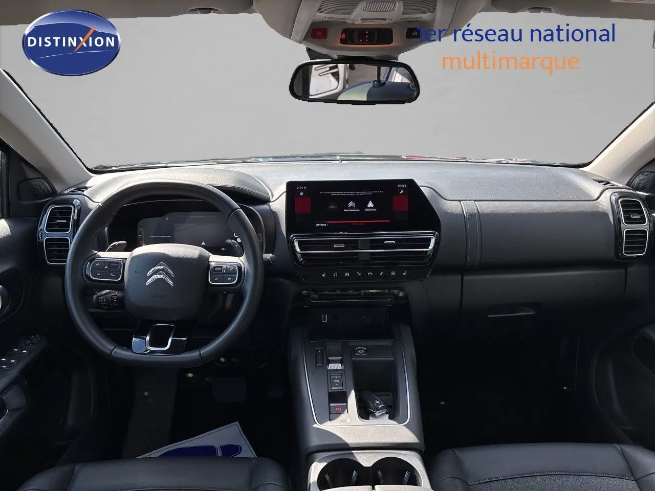Vue intérieure avant du tableau de bord et volant noir du Citroën C5 Aircross 2025 avec écran tactile central et console moderne.