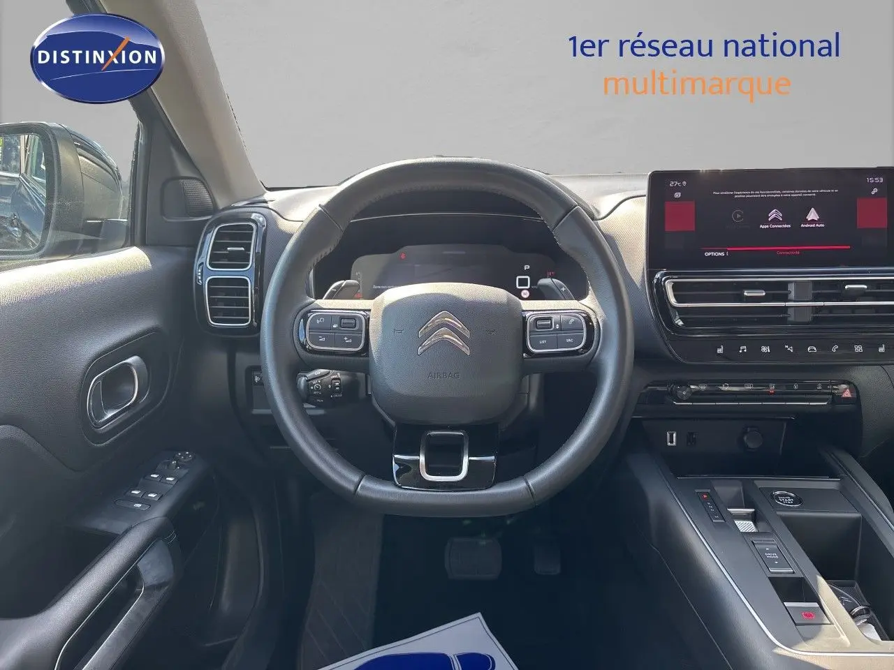 Vue intérieure frontale du poste de conduite du Citroën C5 Aircross noir, avec volant multifonction et écran tactile central.