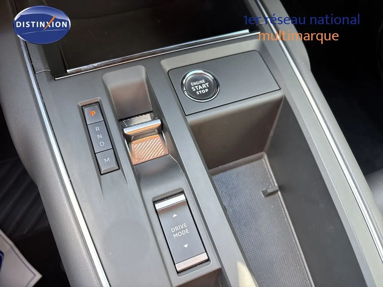 Vue rapprochée de la console centrale noire du Citroën C5 Aircross 2025 avec sélecteur de boîte auto et bouton start/stop.