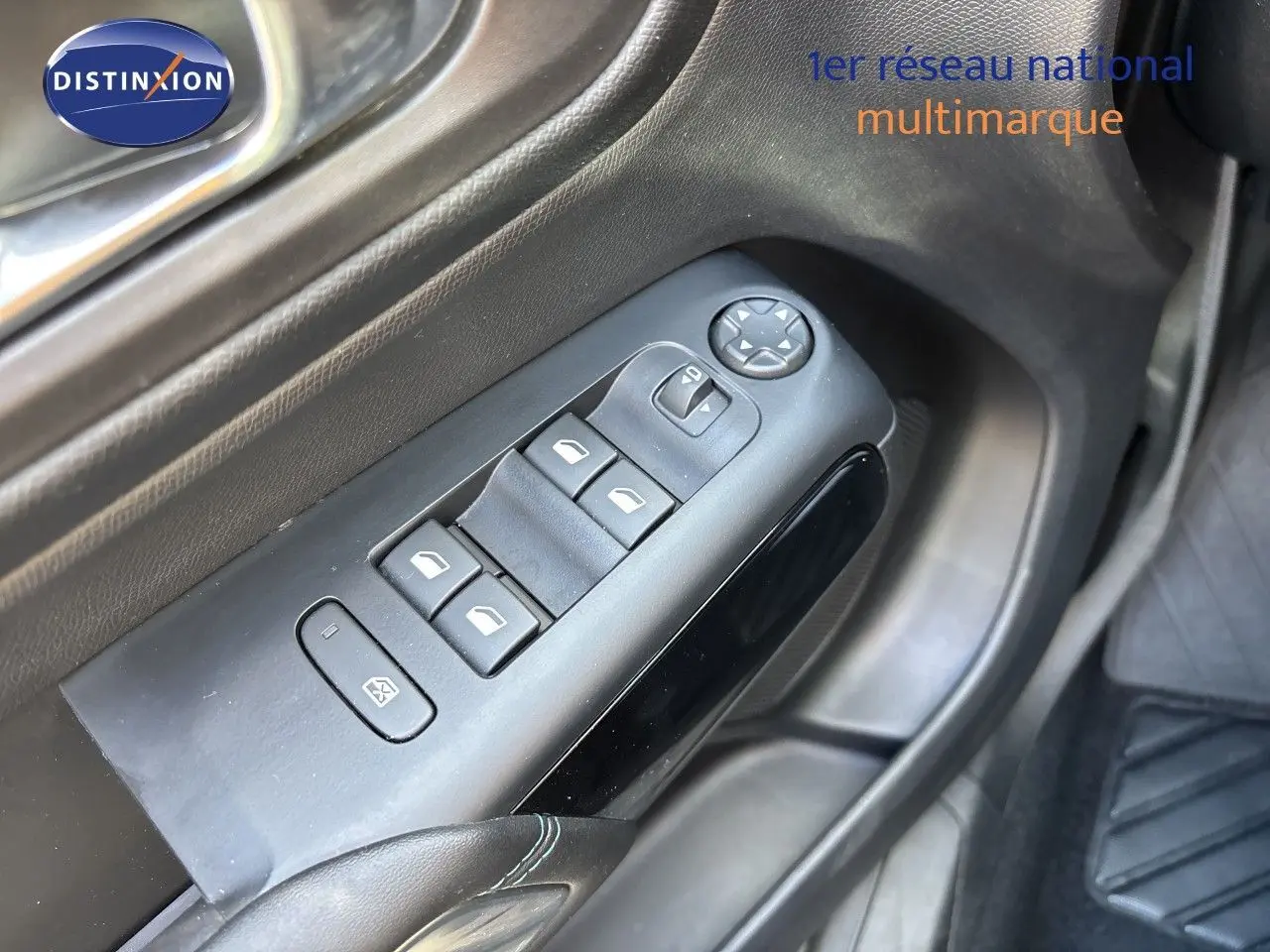 Gros plan sur les commandes de lève-vitres et rétroviseurs côté gauche intérieur du Citroën C5 Aircross noir Perla Nera 2025.