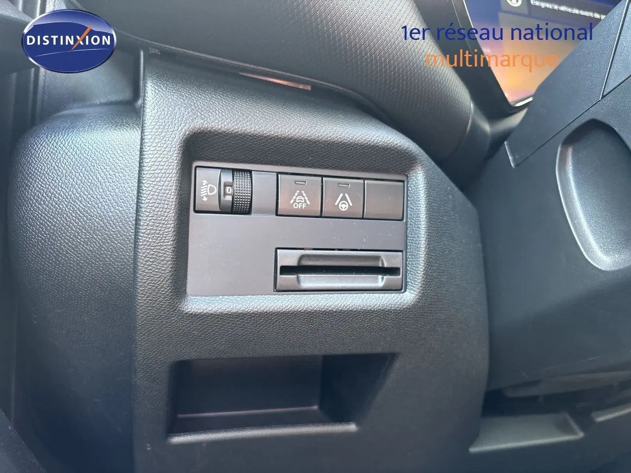 Détail intérieur côté gauche du tableau de bord noir du Citroën C5 Aircross 2025 avec commandes d’éclairage et aides à la conduite.