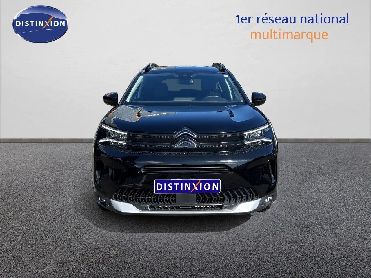 Vue frontale du Citroën C5 Aircross 2025 noir Perla Nera avec calandre distinctive et éclairage LED fin.