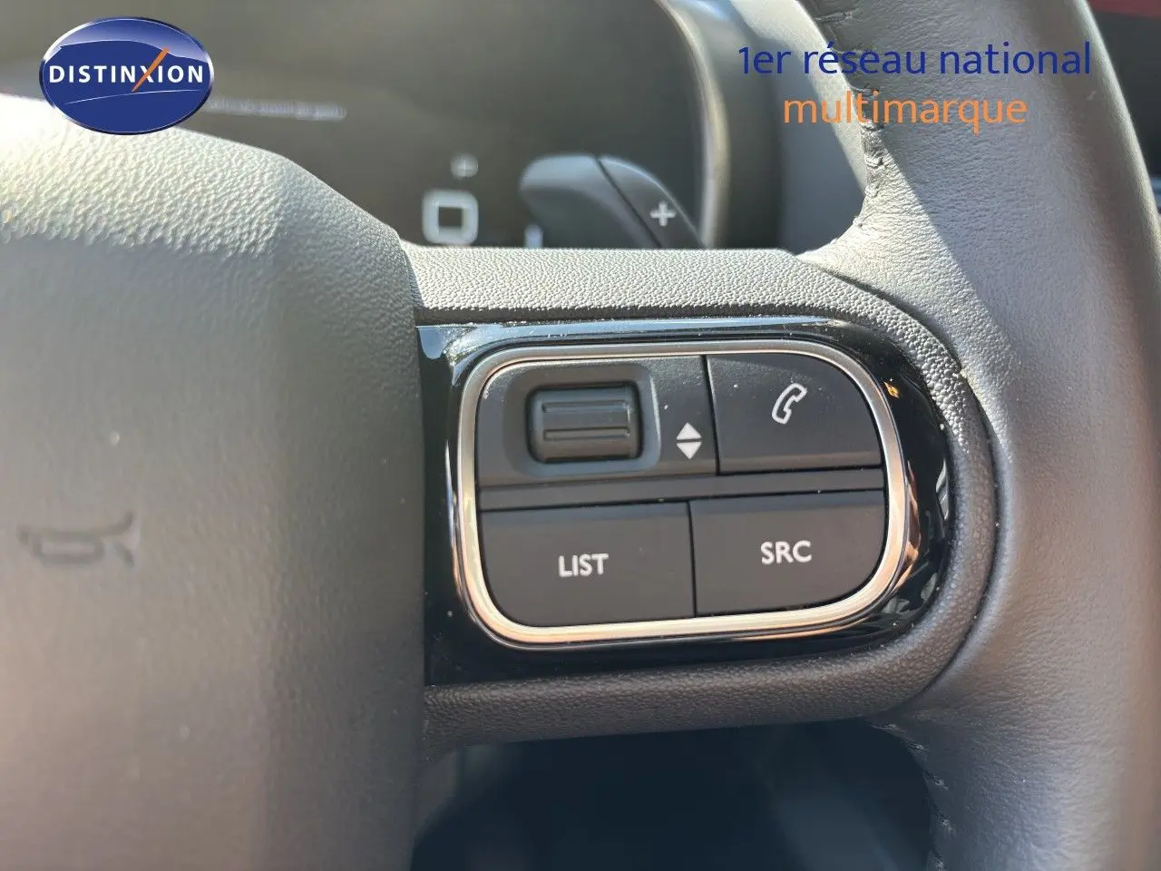 Gros plan sur les commandes gauche au volant du Citroën C5 Aircross noir Perla Nera, boutons LIST et SRC visibles.