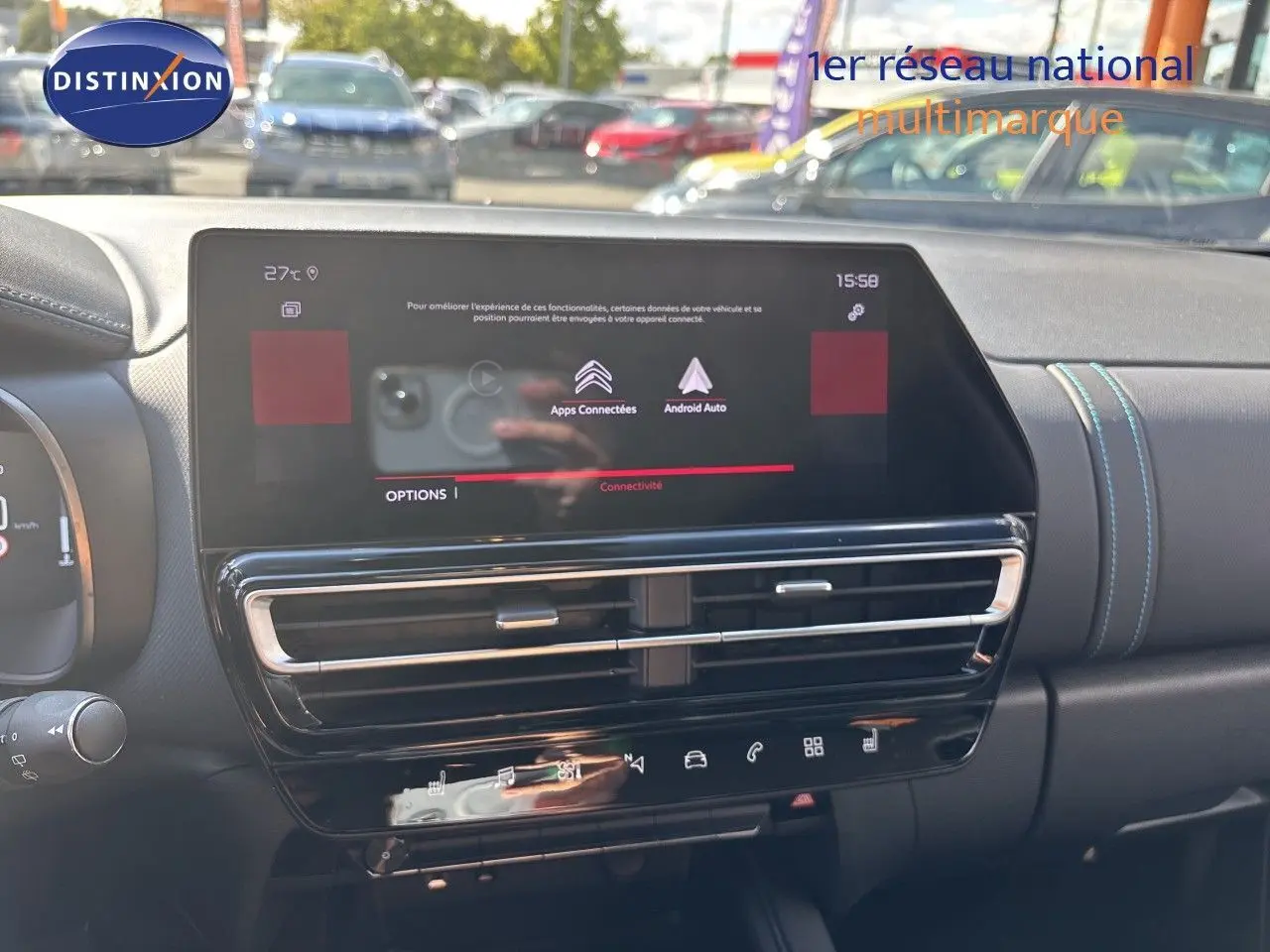 Vue rapprochée de la console centrale du Citroën C5 Aircross noir Perla Nera avec écran tactile et commandes tactiles.