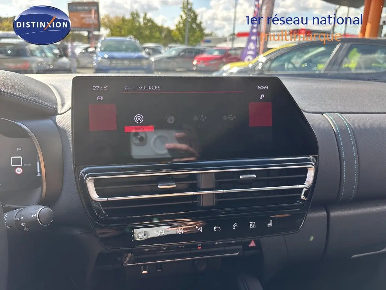 Vue intérieure du tableau de bord du Citroën C5 Aircross 2025, écran tactile central et aérateurs avec surpiqûres bleues.