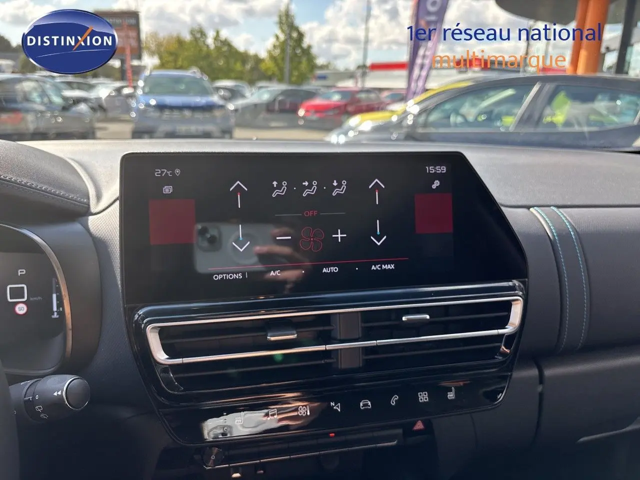 Vue intérieure du tableau de bord du Citroën C5 Aircross noir Perla Nera, avec écran tactile et commandes de climatisation.