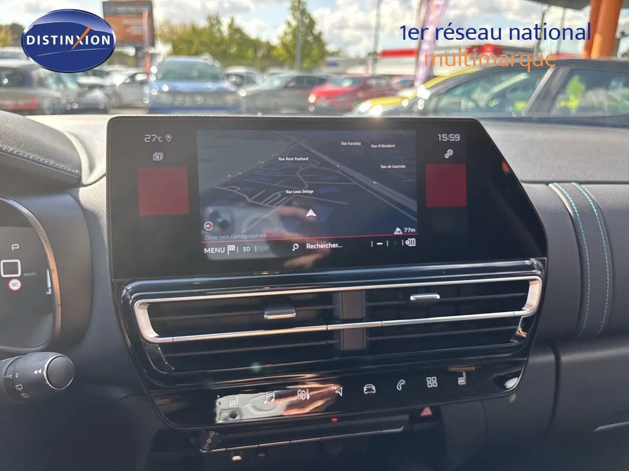 Vue rapprochée de la console centrale du Citroën C5 Aircross noir, avec écran tactile et commandes de climatisation.