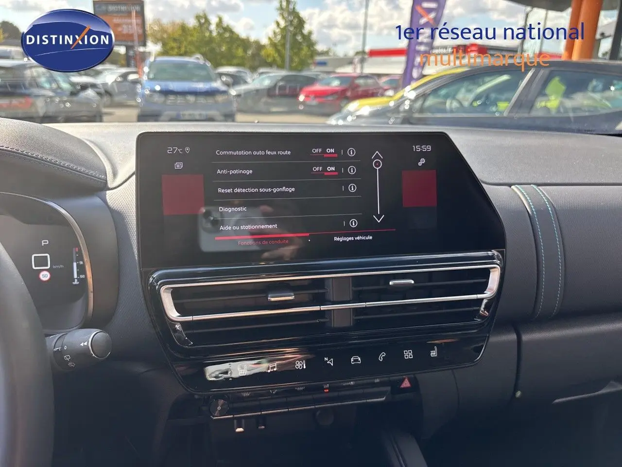Vue intérieure du tableau de bord du Citroën C5 Aircross 2025 noir, avec écran tactile central et commandes climatisation.