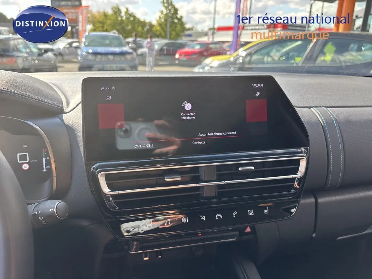 Vue intérieure du tableau de bord du Citroën C5 Aircross noir, avec écran tactile central et commandes tactiles intégrées.