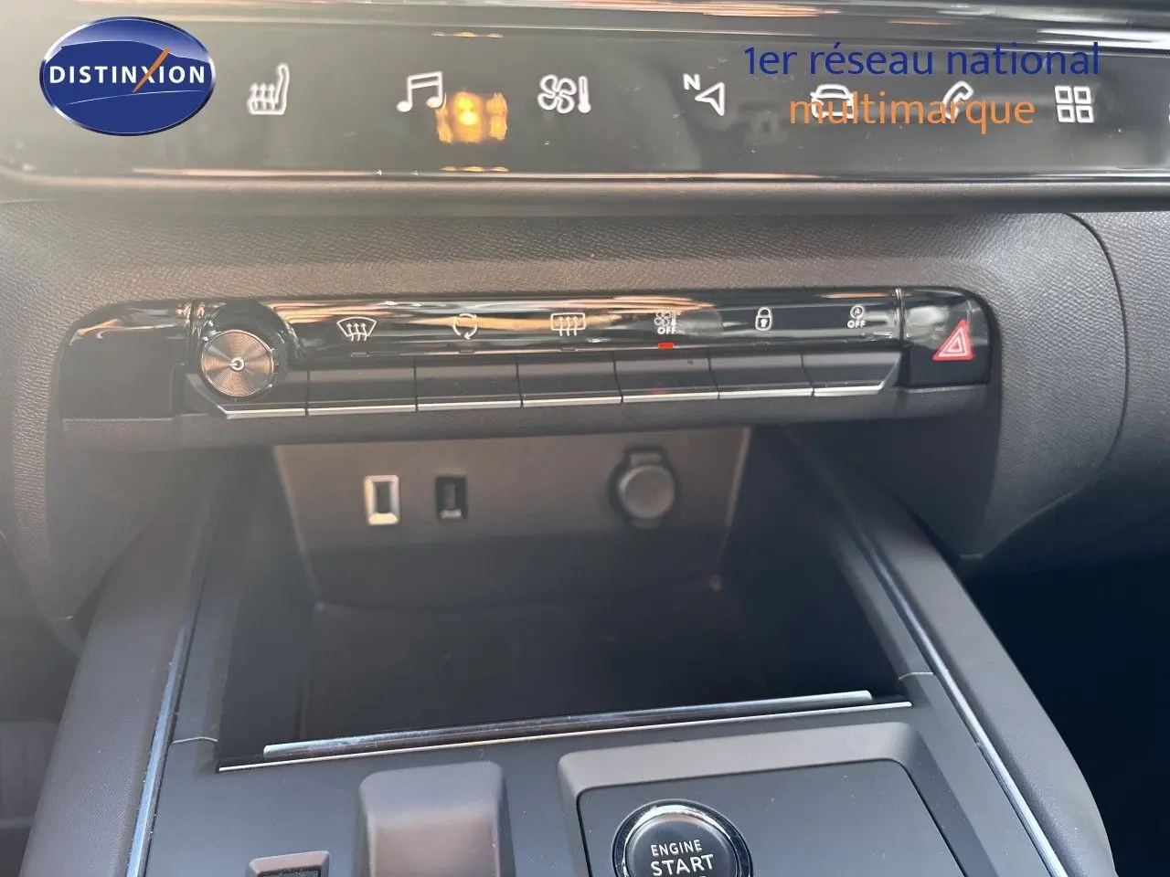 Gros plan sur la console centrale du Citroën C5 Aircross noir Perla Nera, avec commandes climatisation et prise USB visibles.