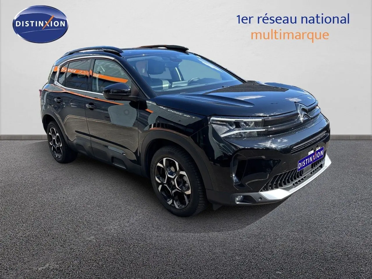 Citroën C5 Aircross noir Perla Nera, vue 3/4 avant droit, avec jantes noires et toit panoramique.