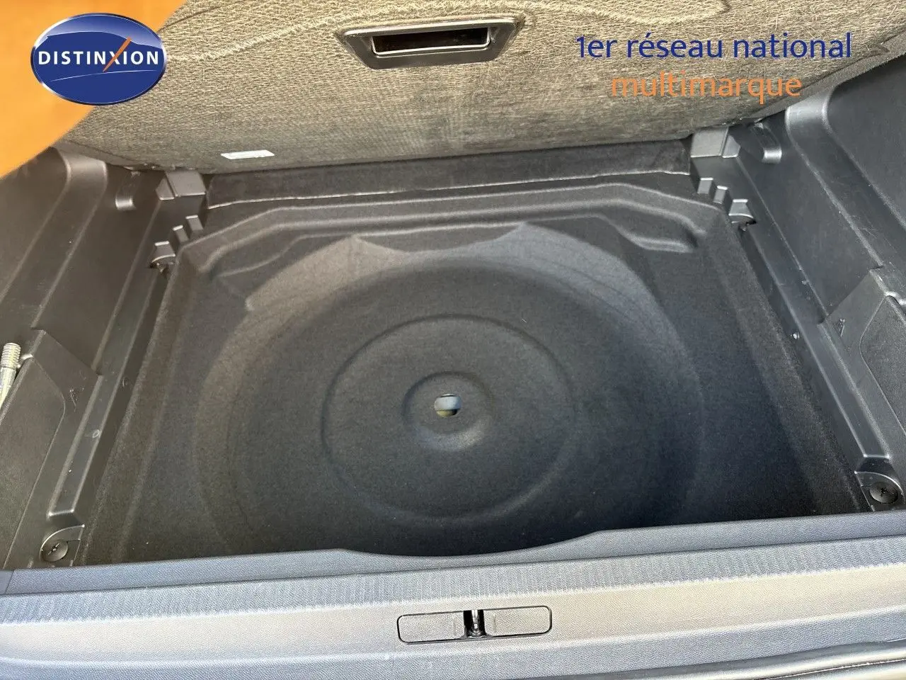 Coffre ouvert en vue plongeante du Citroën C5 Aircross noir Perla Nera, espace de rangement sous plancher visible.