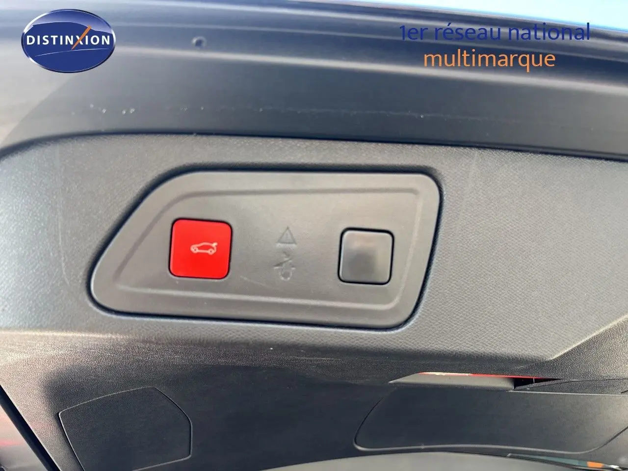 Gros plan sur le panneau de commandes intérieur du hayon du Citroën C5 Aircross noir, avec bouton rouge d'ouverture du coffre.