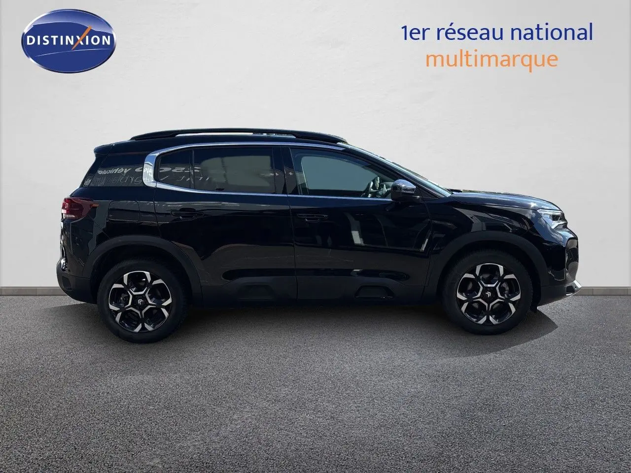 Vue de profil côté gauche d'un Citroën C5 Aircross 2025 noir Perla Nera métallisé avec jantes alliage distinctives.