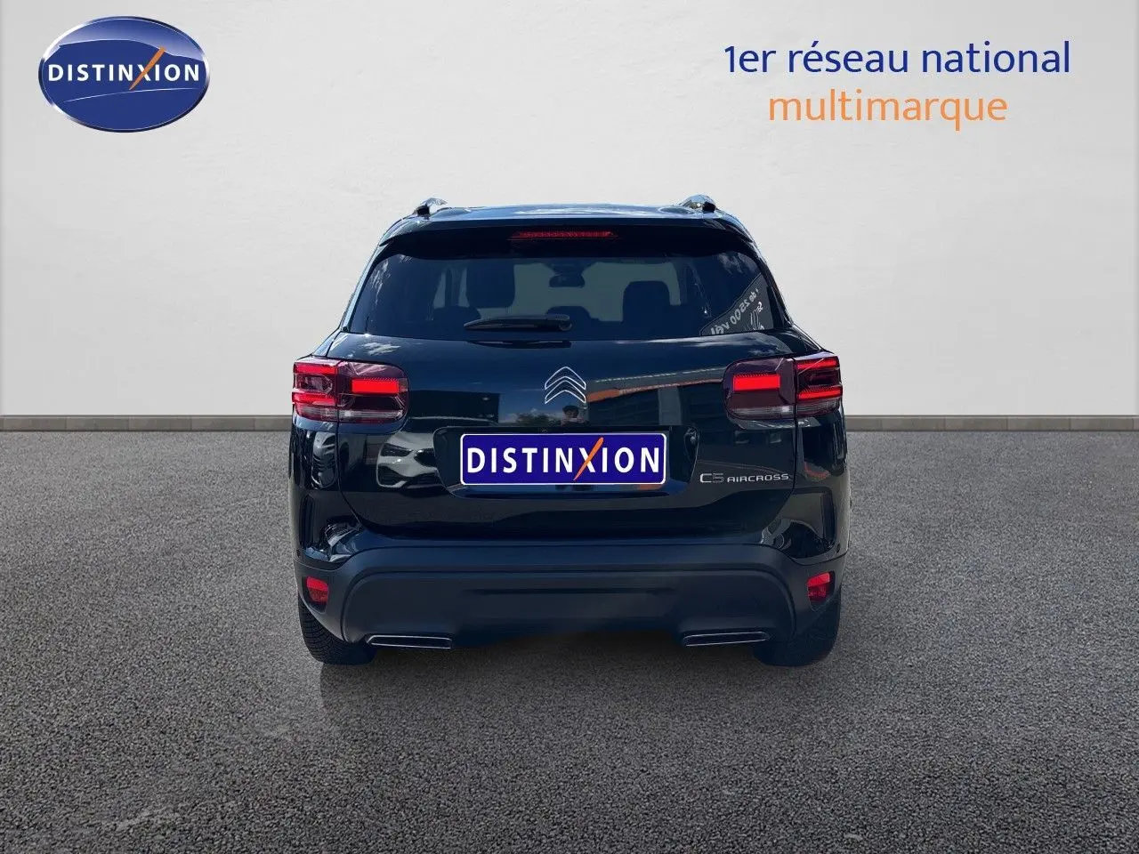 Vue arrière d'un Citroën C5 Aircross noir Perla Nera métal, avec feux LED et logo distinctif visible.