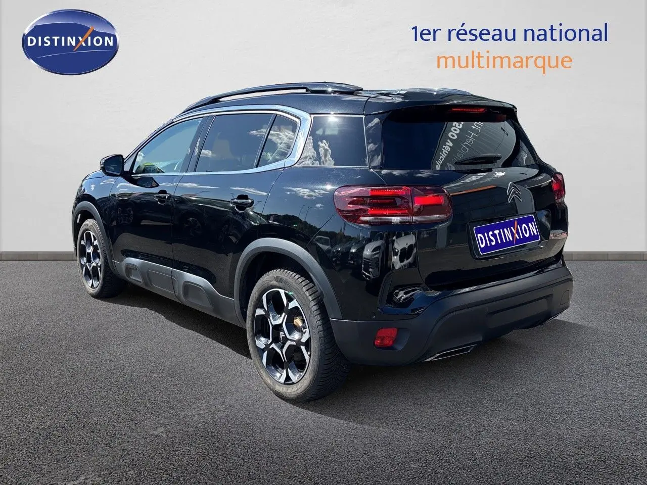 Vue 3/4 arrière droite d’un Citroën C5 Aircross noir Perla Nera avec jantes bi-ton et vitres teintées.