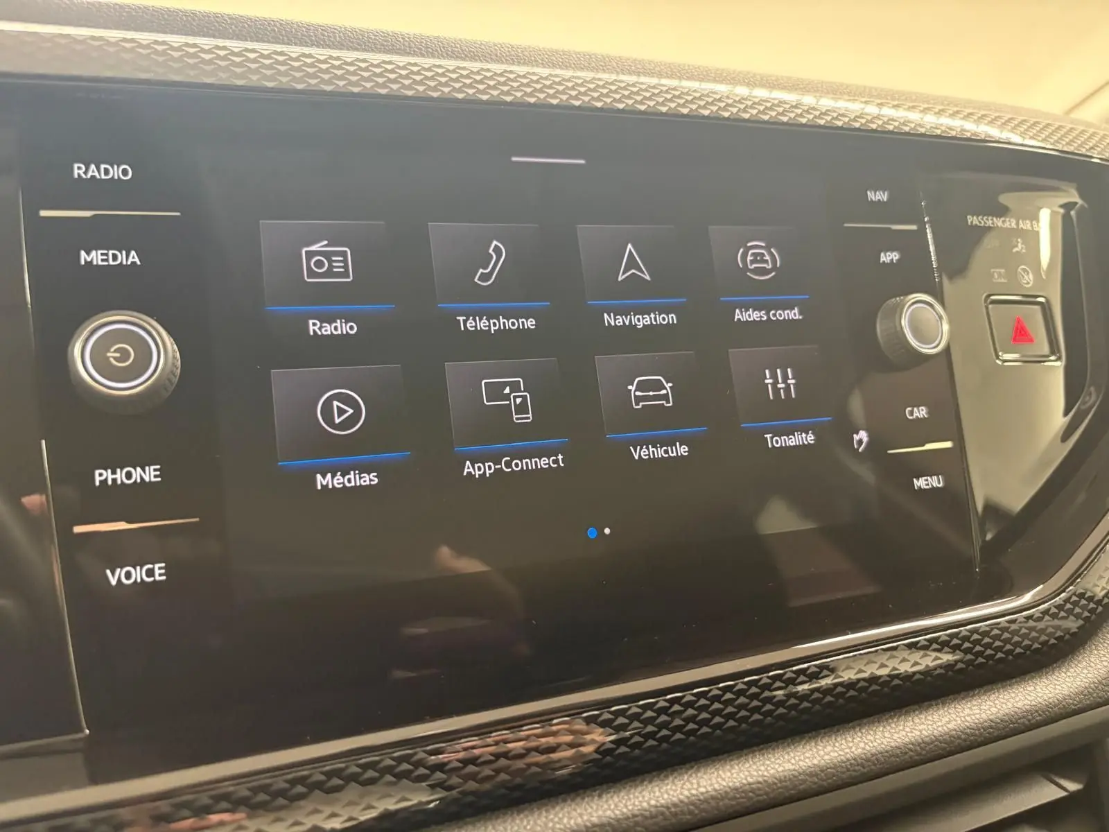Écran tactile central de la Volkswagen Polo 2024 gris cendre, affichant les options radio, téléphone et navigation.