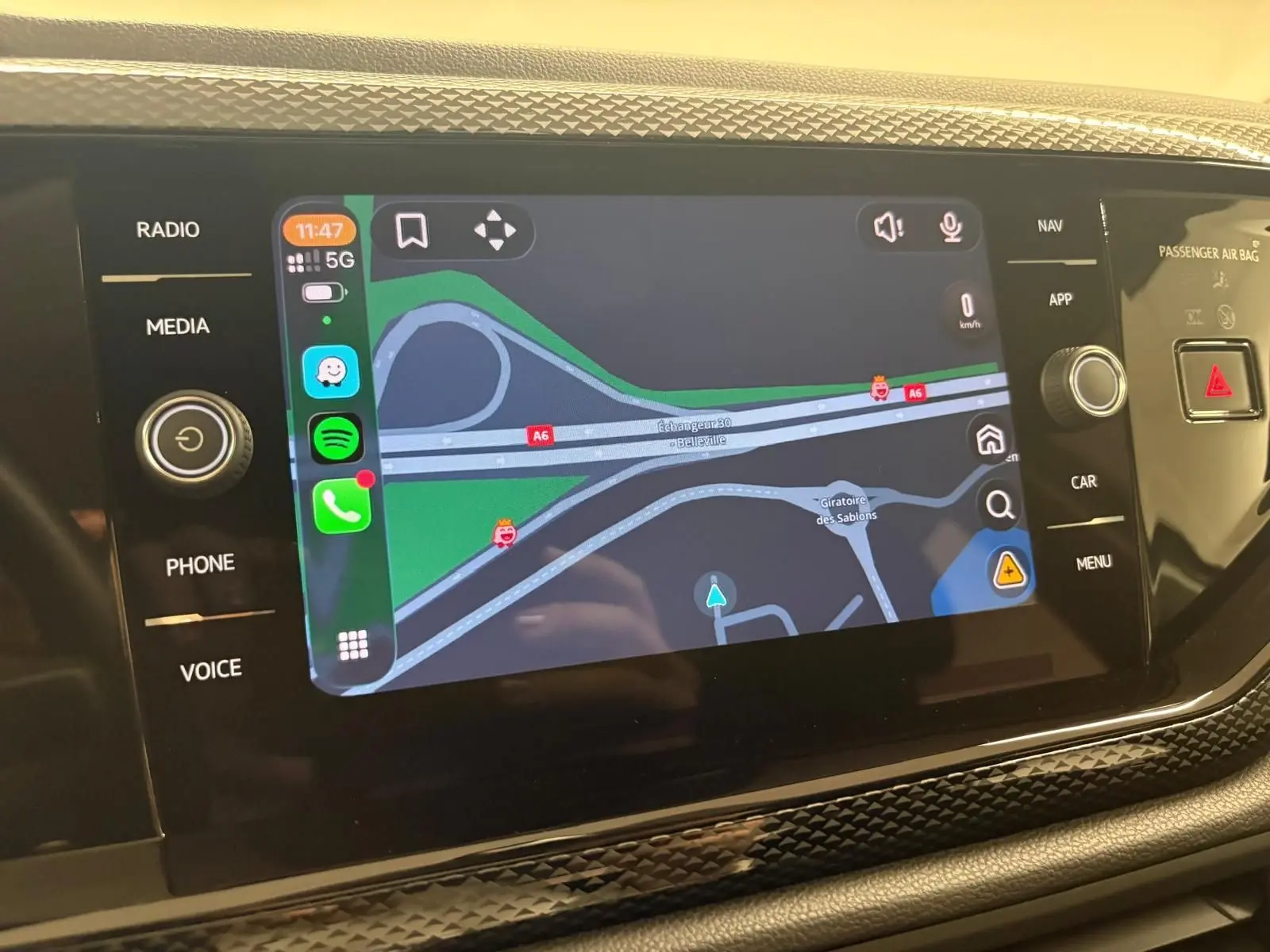 Écran tactile central de la Volkswagen Polo 2024 gris cendre, affichant la navigation et commandes multimédia.