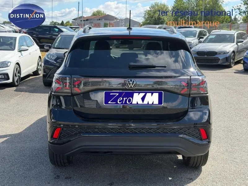 Vue arrière d'un Volkswagen T-Cross noir avec feux arrière LED et logo VW visible au centre.