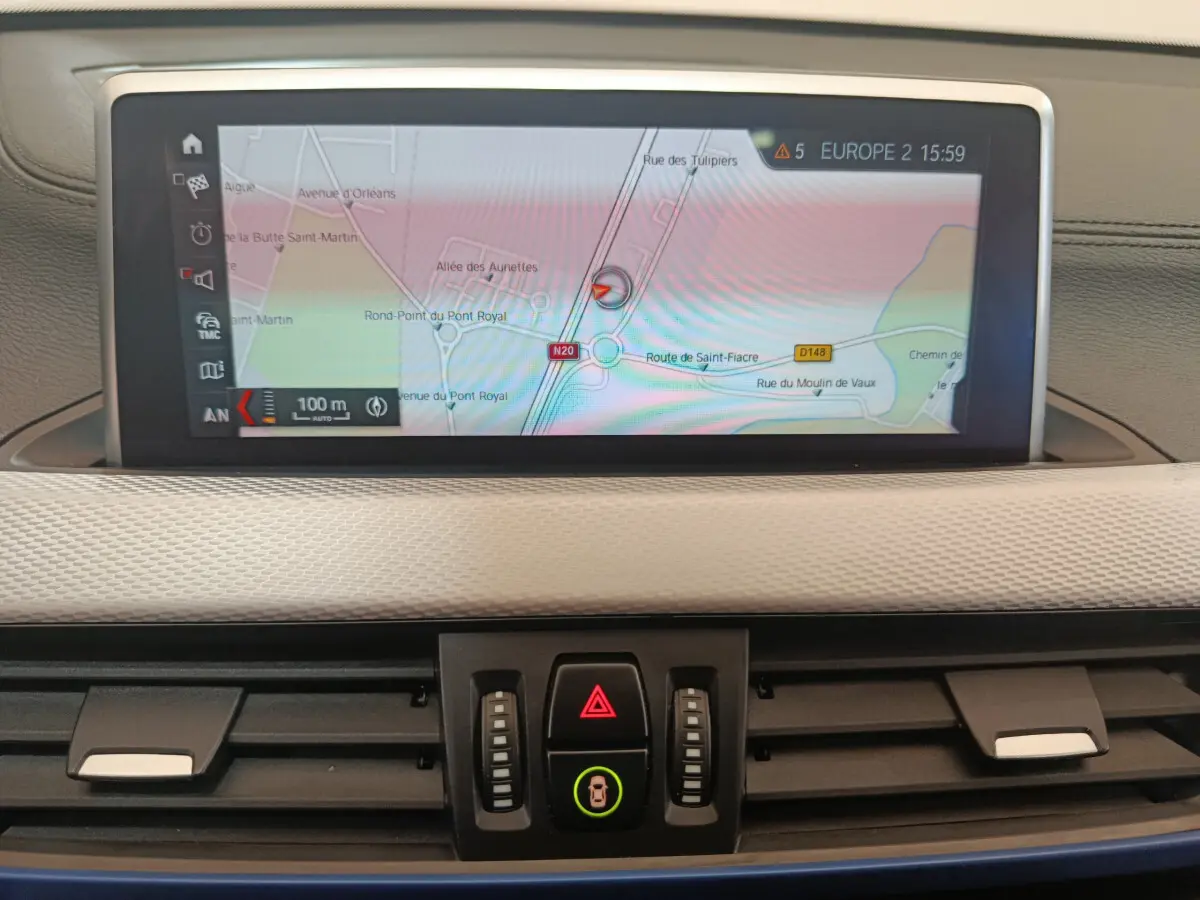 Écran tactile de navigation 8,8 pouces sur tableau de bord beige clair d'une BMW X1 sDrive18i M Sport 2019.