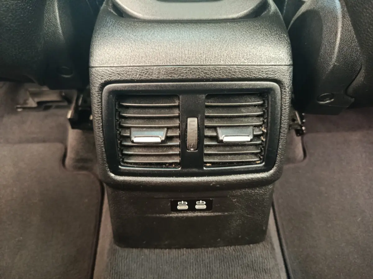 Bouches d'aération arrière noires avec deux ports USB visibles dans l'habitacle d'une BMW X1 sDrive18i M Sport 2019.