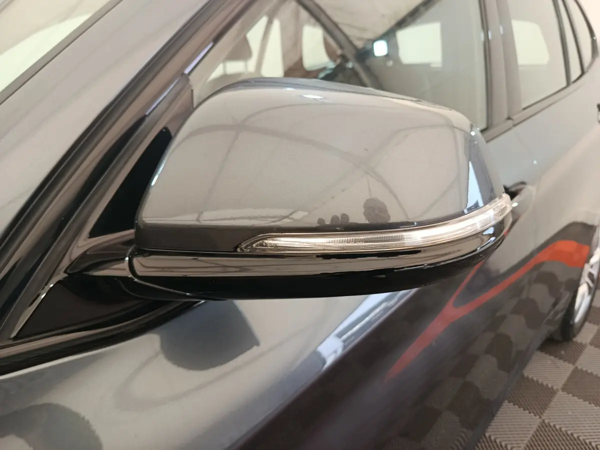Rétroviseur côté gauche gris métallisé d'une BMW X1 sDrive18i M Sport 2019 avec clignotant intégré.