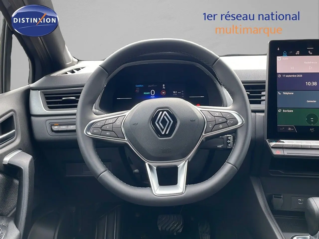 Vue frontale du volant Renault Captur E-Tech gris Cassiopée, tableau de bord numérique et écran tactile central visibles.
