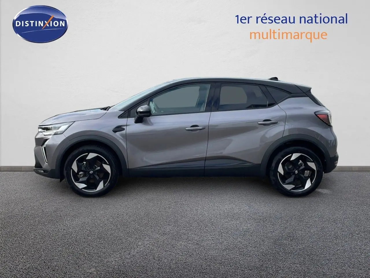 Profil côté gauche du Renault Captur E-Tech hybride 2025 gris cassiopée avec toit noir et jantes bi-ton.
