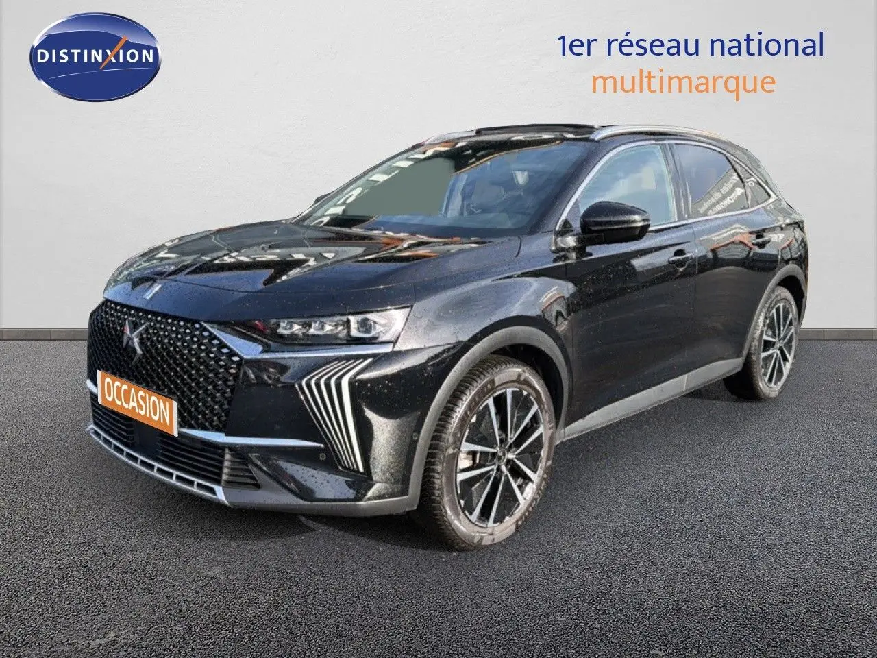 DS7 1.5 BlueHDi 130 en noir perle, vue 3/4 avant droit, avec calandre distinctive et jantes bi-ton.