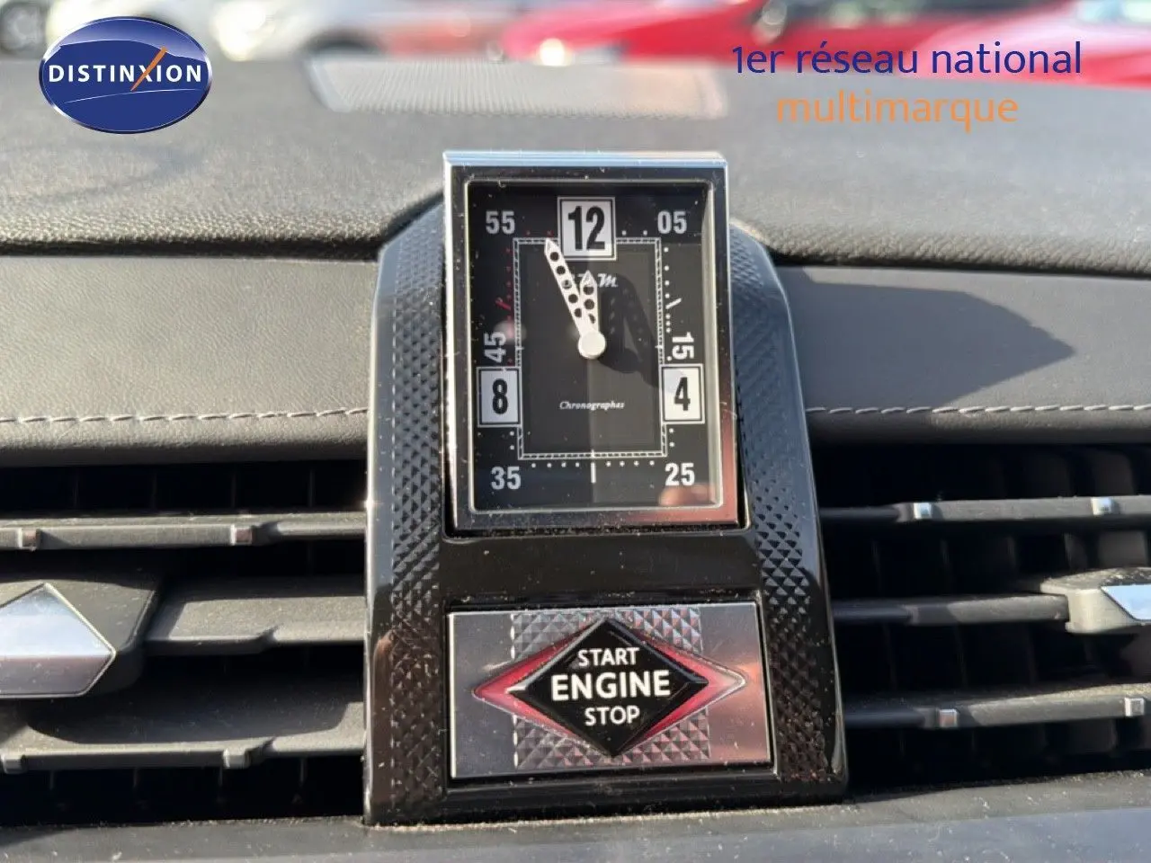 Gros plan sur l’horloge et le bouton start/stop du tableau de bord du DS7 noir perle, intérieur en lumière naturelle.