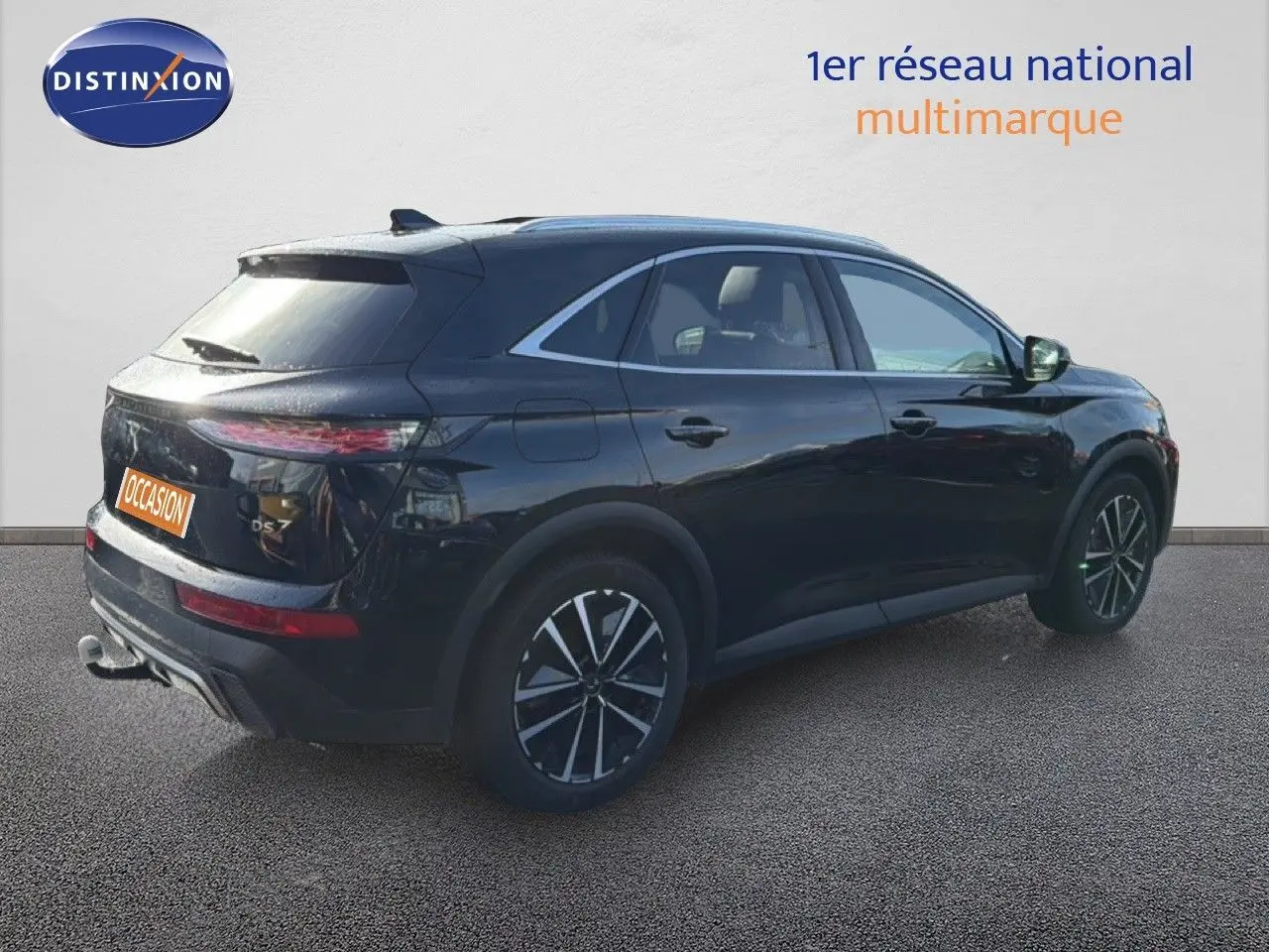 Vue 3/4 arrière droite du DS7 1.5 BlueHDi 130 noir perle avec jantes alliage et feux arrière LED distinctifs.