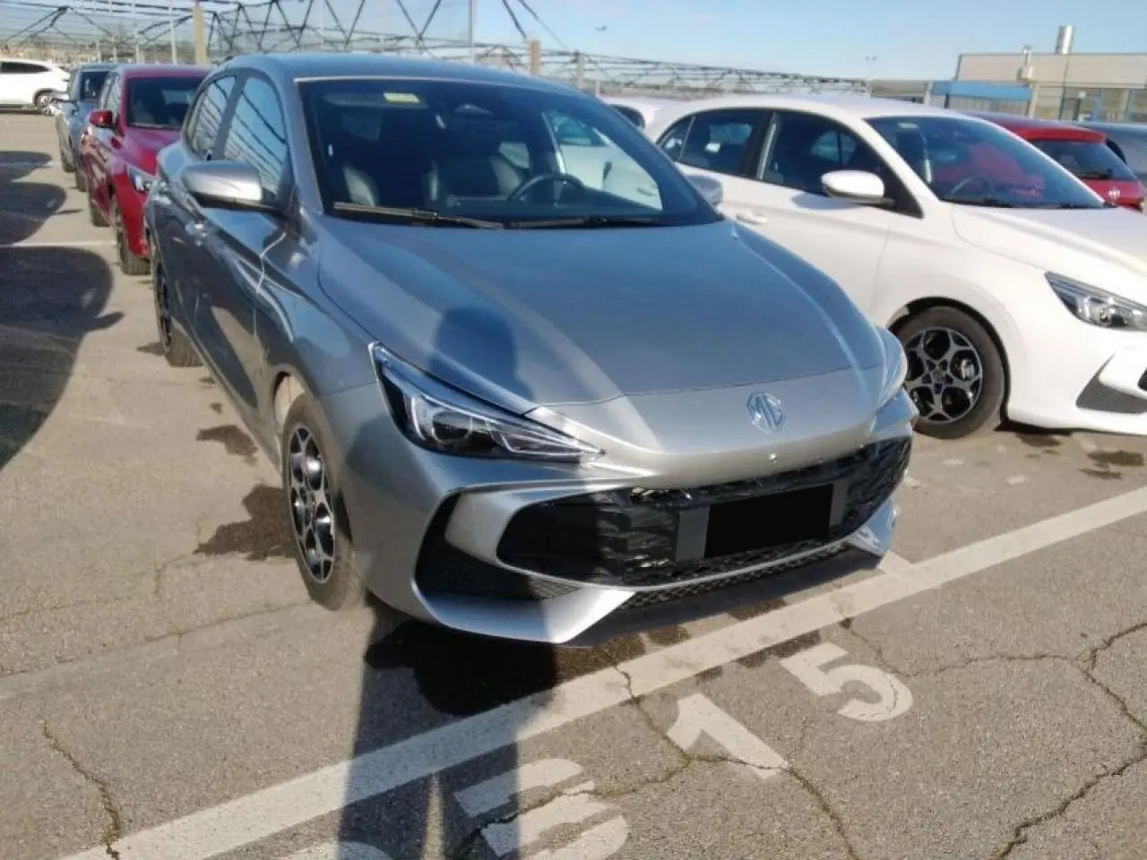 MG3 1.5 Hybrid+ 195 Luxury argent Cosmic en 3/4 avant gauche, avec calandre noire et jantes alliage 16 pouces.