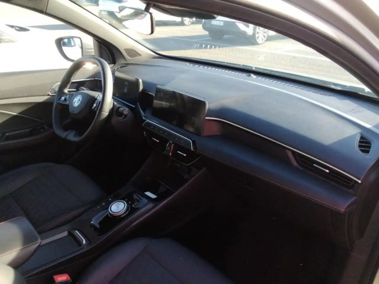 Vue intérieure côté conducteur du tableau de bord noir et écran tactile du MG3 1.5 Hybrid+ 195 Luxury 2025.