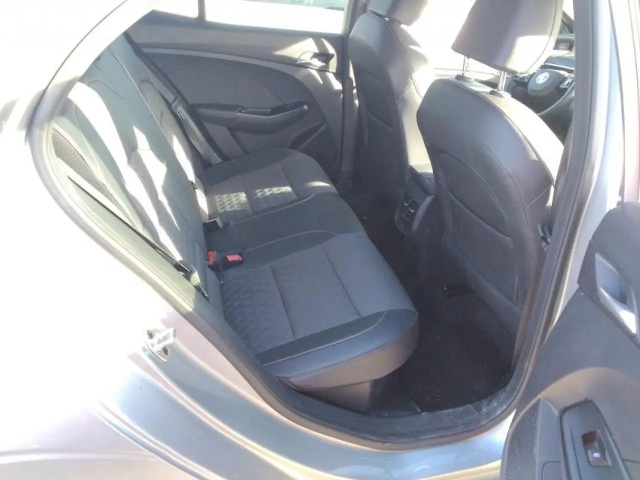 Vue intérieure arrière côté gauche du MG3 1.5 Hybrid+ 195 Luxury en argent Cosmic, sièges tissu/similicuir noirs.