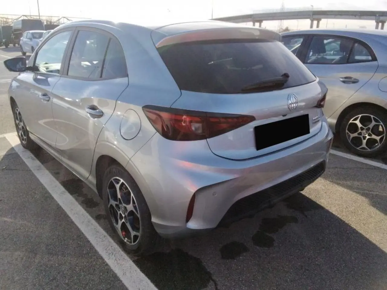 Vue 3/4 arrière droite d'une MG3 1.5 Hybrid+ 195 Luxury argent Cosmic avec jantes alliage et vitres teintées.